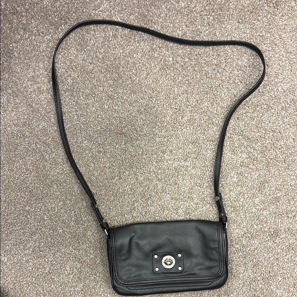 Marc Jacob’s Elegant Black Leather Crossbody Bag